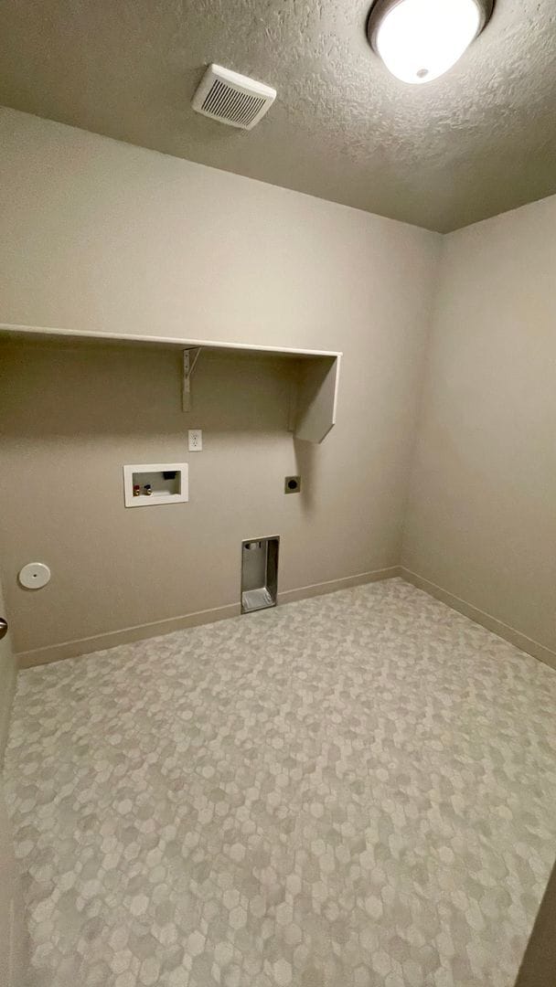 Building Photo - $2,199.00 / Large 4 bed 2 bath / 3 car gar...
