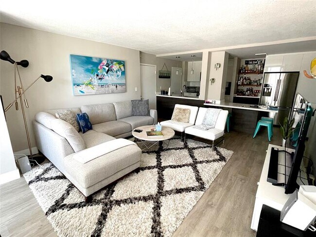 Primary Photo - 720 Bayshore Dr