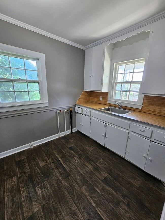Building Photo - 2 BR off Nathan Hunt