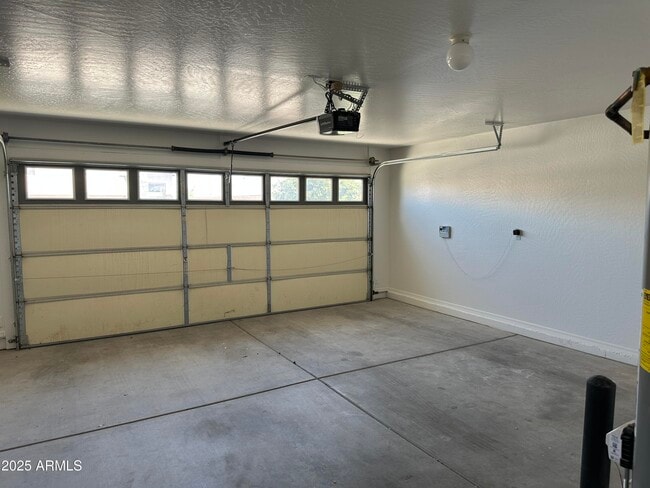 Building Photo - 2011 W Sunshine Butte Dr
