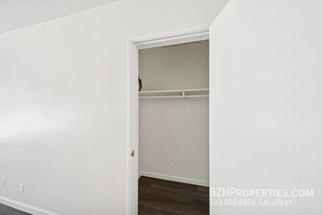 Building Photo - 5319 Vantage Ave