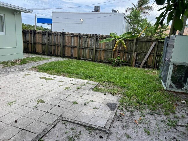 Building Photo - 910 N 56th Ave