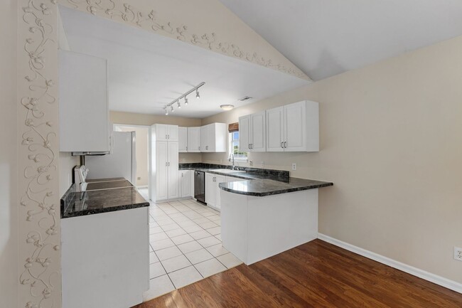 Building Photo - Spacious 3 Bedroom Home Near Downtown Gree...