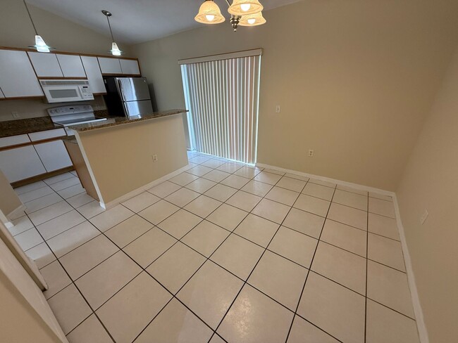 Building Photo - EAST ORLANDO: 3 bed/2 bath, 2 Car Garage A...