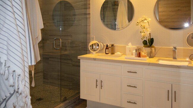 Building Photo - Gorgeous 3 bedrooms 2.5 baths townhome in ...