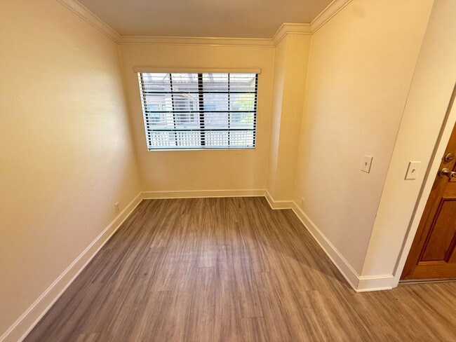 Building Photo - Spacious 2 Bed / 2 Bath Condo in Prime UTC/La Jolla Location!