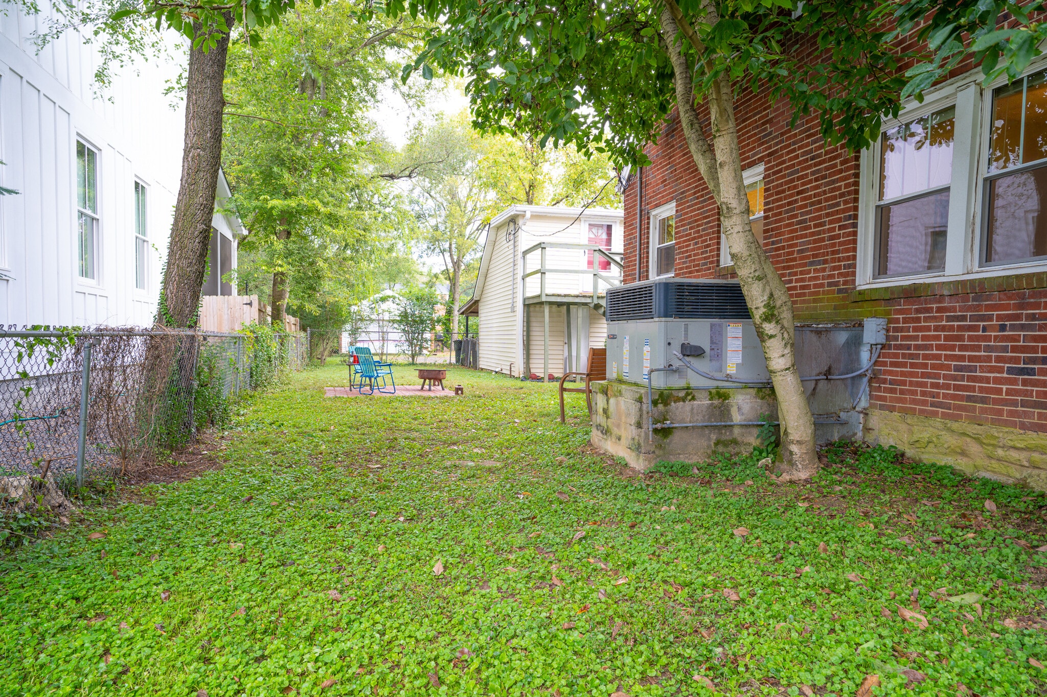 Fenced Side Yard - 1000b Grandview Dr