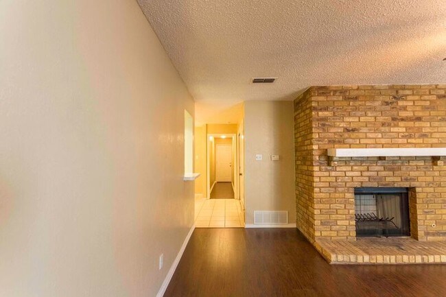 Building Photo - 817 W Rochelle Rd