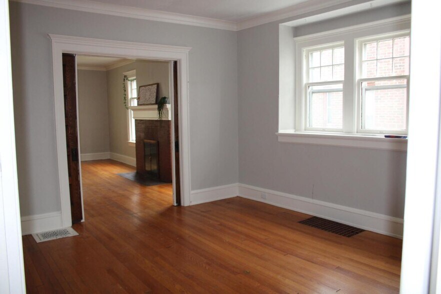 Dining Room1 - 2909 N Farwell Ave
