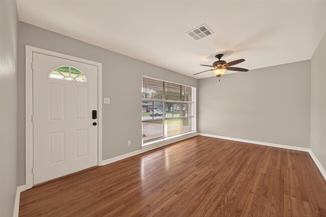 Building Photo - 226 W 4th St