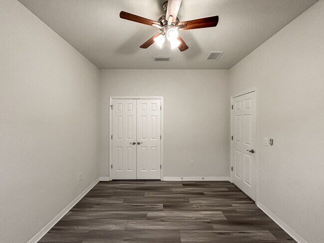 Building Photo - Riverview Gem – 4BR/2BA Home with Screened...