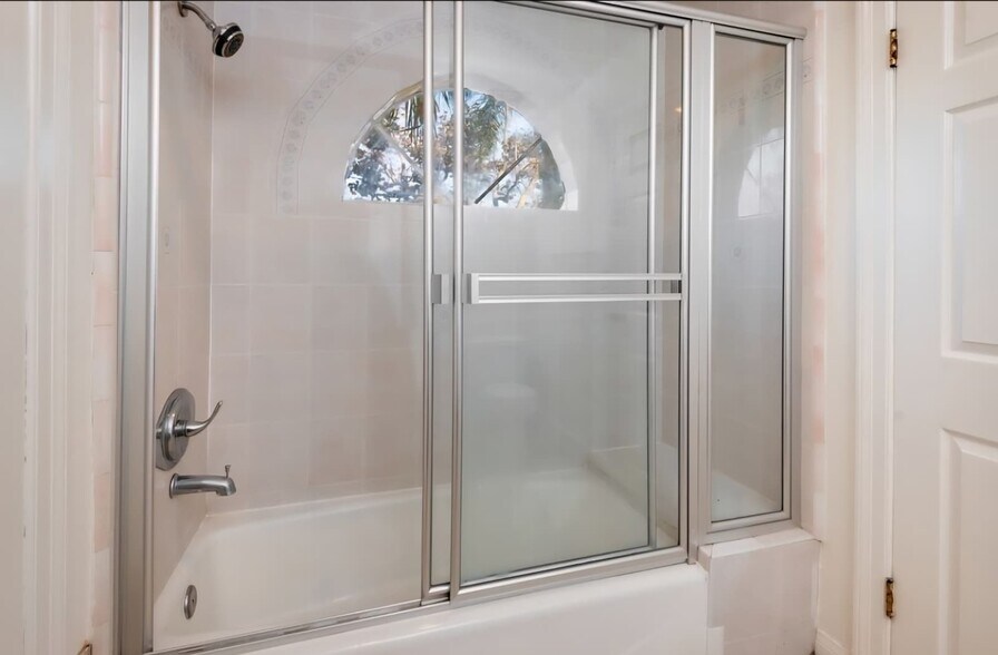 Building Photo - 525 N Orange Dr