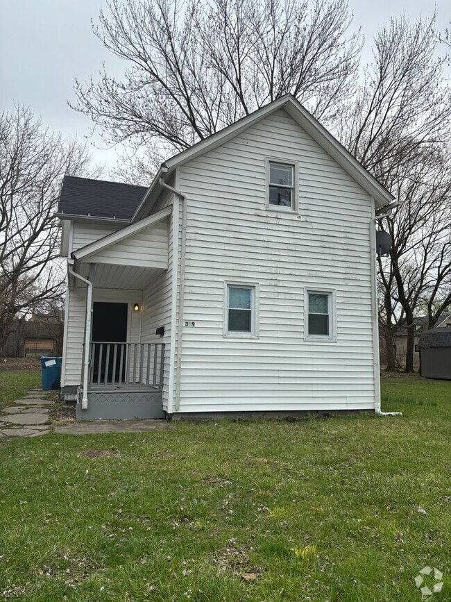 Building Photo - Section 8 Accepted! Spacious newly renovat...