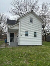 Building Photo - Section 8 Accepted! Spacious newly renovat...
