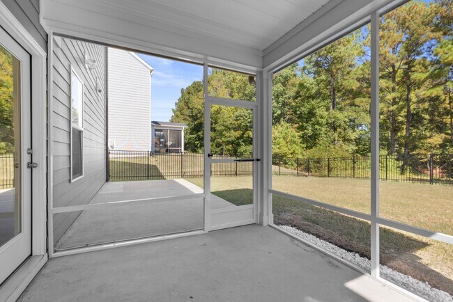 Building Photo - 1929 Latham Oaks Ave