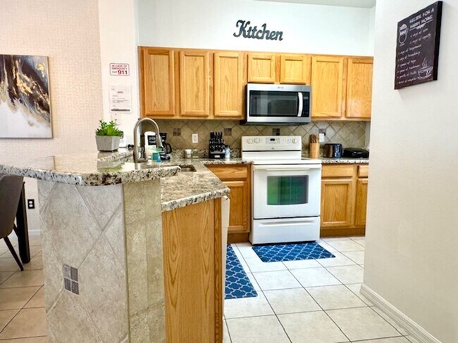 Building Photo - Kissimmee Townhome For Rent - Fully Furnished with 3 Bedrooms 2.5 Baths