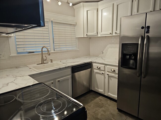 Building Photo - 14 John St