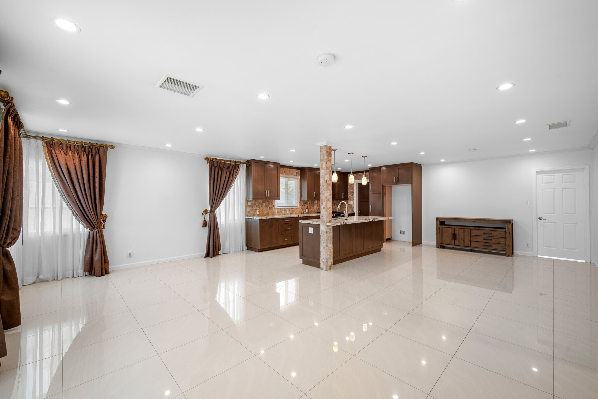 Building Photo - 8337 Valecrest Dr