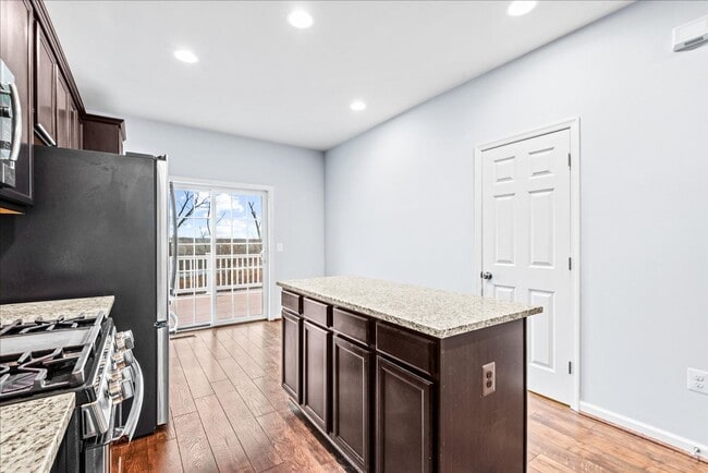 Building Photo - Commuter Friendly 3 Bed 3.5 Bath Townhome