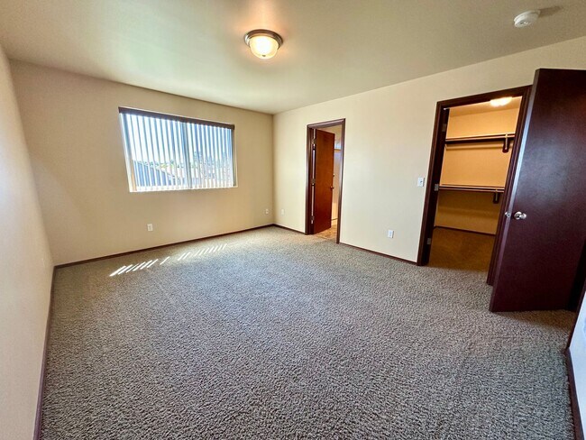 Building Photo - Large 5 Bedroom Home - North of CWU