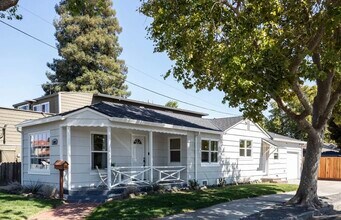 Building Photo - House For Rent