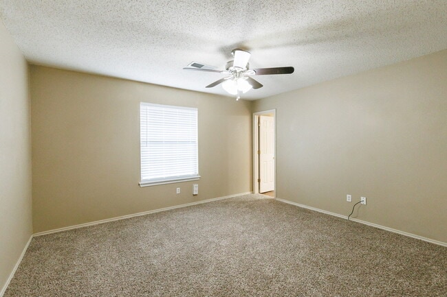 Building Photo - Welcome to this Spacious 2-Bedroom Home!
