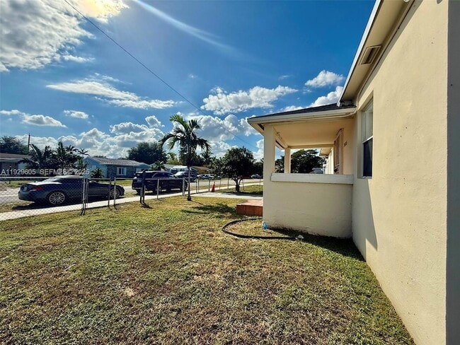 Building Photo - 2403 Scott St