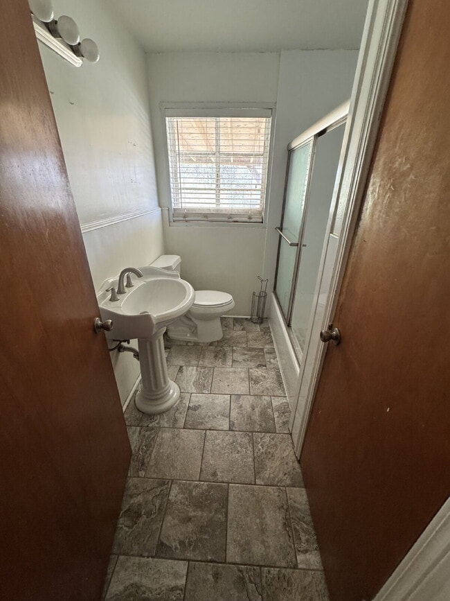 Building Photo - "Charming 3-Bedroom Retreat in Birmingham - Spacious 1920 Sq. Ft. Home on Red Lane Drive!"