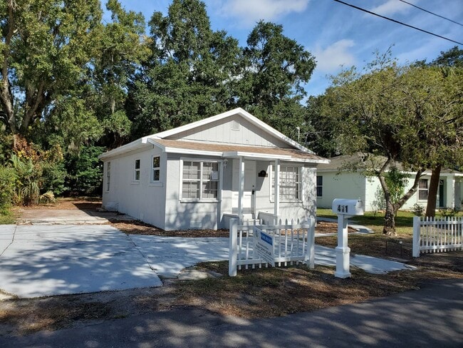 Building Photo - 2 Bedroom, 1 Bathroom Home with Yard - 7 M...