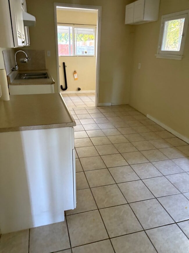 Building Photo - FOR RENT!! AVAILABLE 12/20/2025