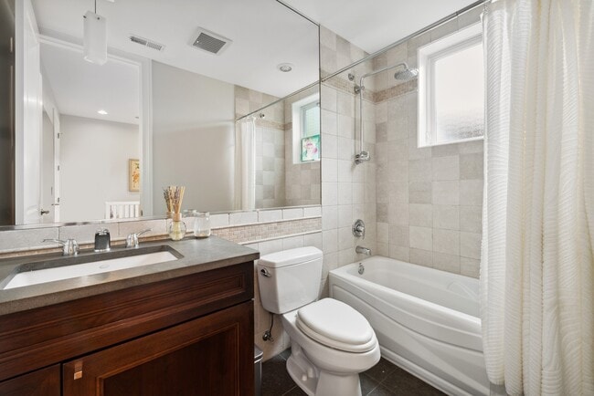 Building Photo - 1925 N Bissell St