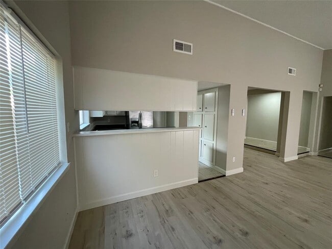 Building Photo - 10426 Towneview Dr