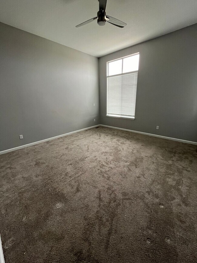 Building Photo - PRIME LOCATION IN THE HEART OF COMMERCE CI...