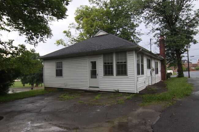 Building Photo - 2 Bedroom Home For Rent 1 Block From APSU!