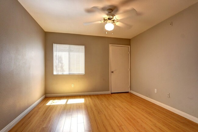 Building Photo - 950 Seven Hills Dr