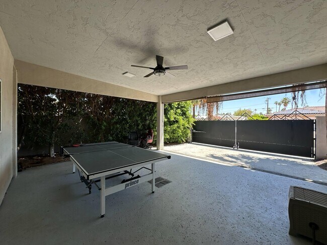 Building Photo - 725 S Mountain View Dr
