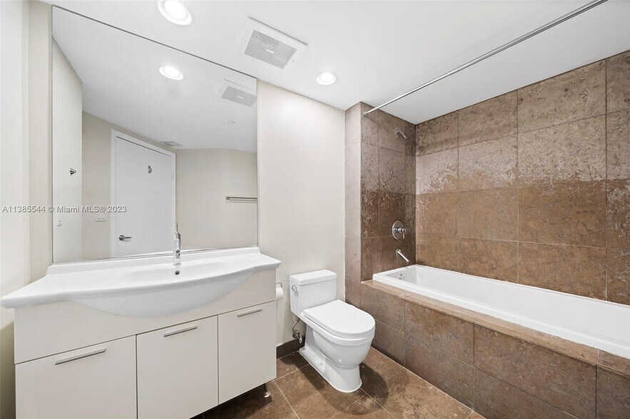 Building Photo - 475 Brickell Ave