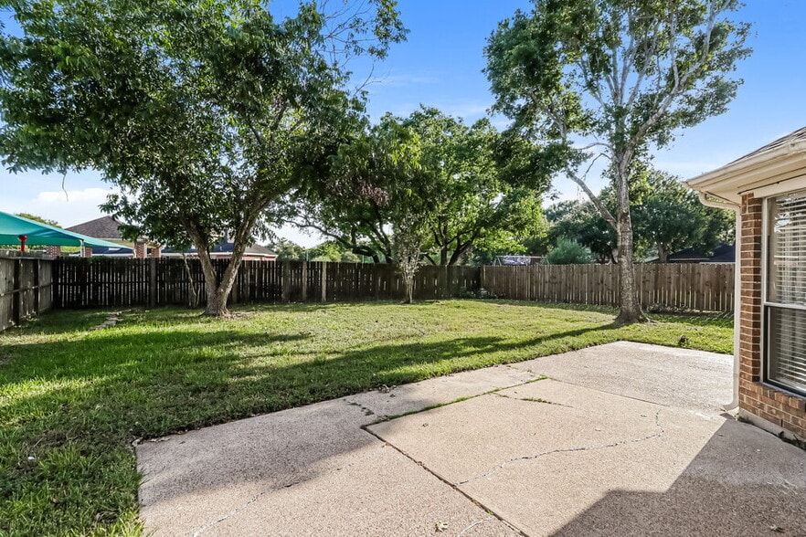 Building Photo - 15815 Spruce River Ct
