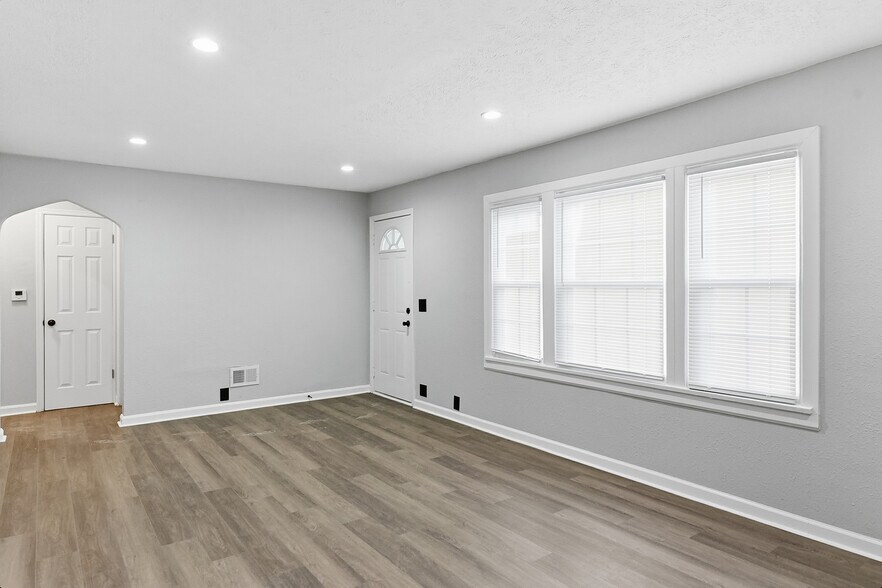 Building Photo - 4677 N 60th St