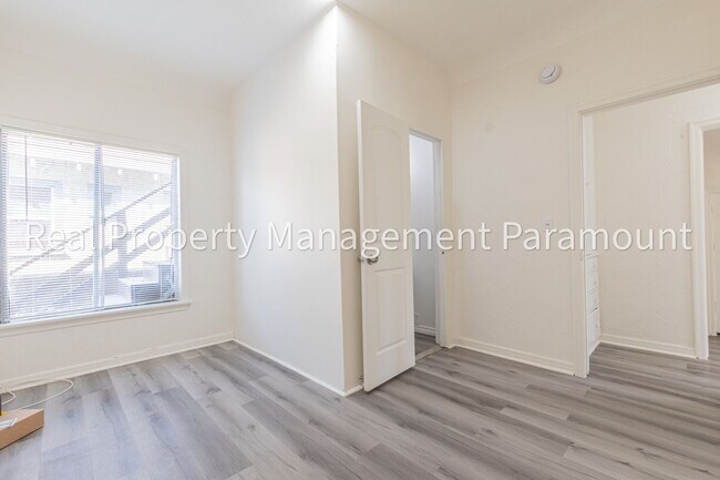 Building Photo - 2757 S Mansfield Ave