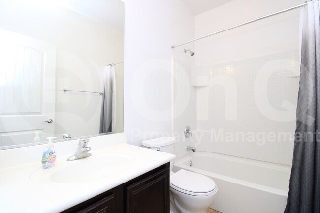 Building Photo - 730 N Robins Way