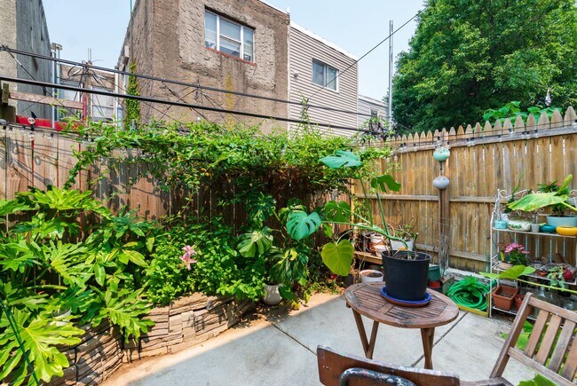 Building Photo - Two Bedroom Point Breeze Townhouse