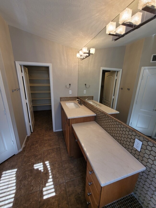 Building Photo - Two story 4/3 for rent in NE Phoenix
