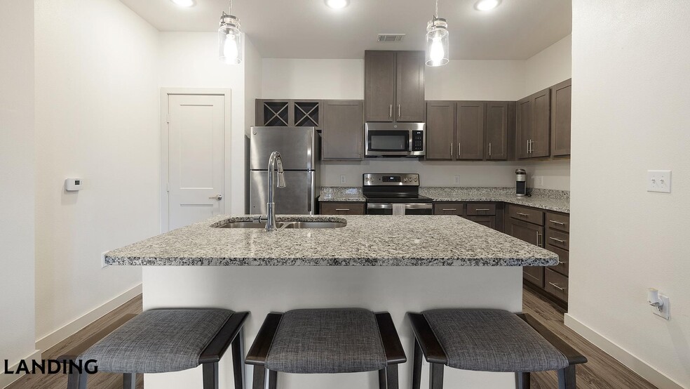 Building Photo - 2825 Main St