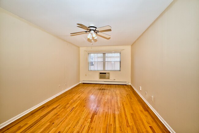 Building Photo - 1930 W Estes Ave