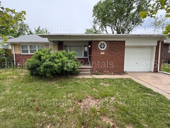 Primary Photo - $1000 - 3 bedroom/ 1 bathroom - Gorgeous H...