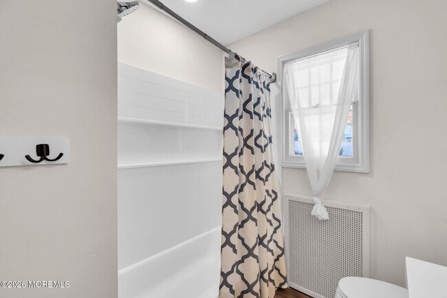 Building Photo - 633 Agnes Ave