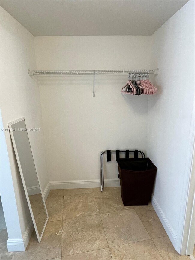 Building Photo - 1750 N Bayshore Dr