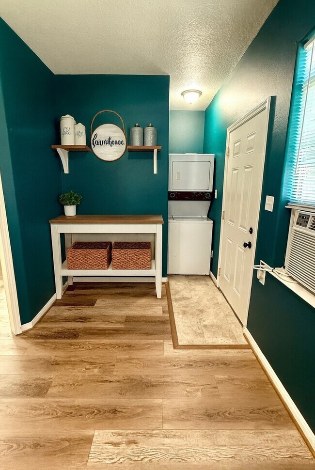 Building Photo - 502 W Lang St