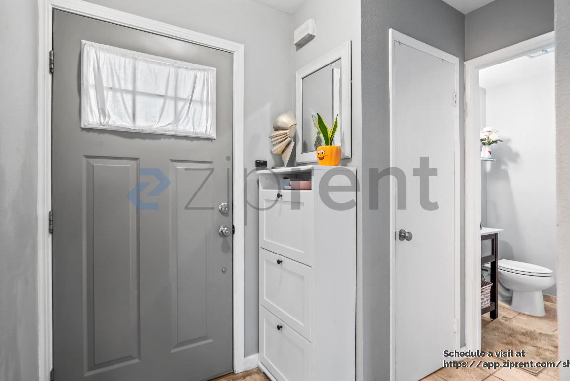 Building Photo - 25071 Oakridge Ct